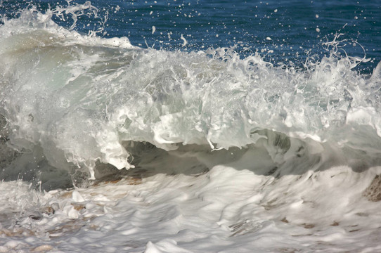 戲劇性的Shorebreak Wave