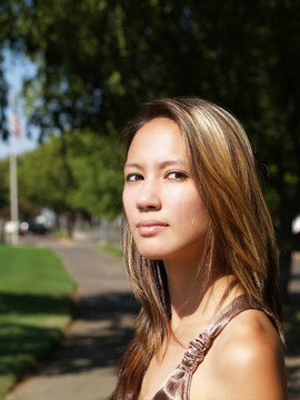 美國亞裔年輕婦女戶外畫像