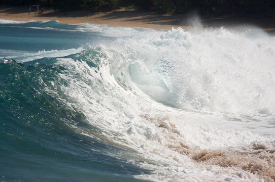 戲劇性的Shorebreak Wave
