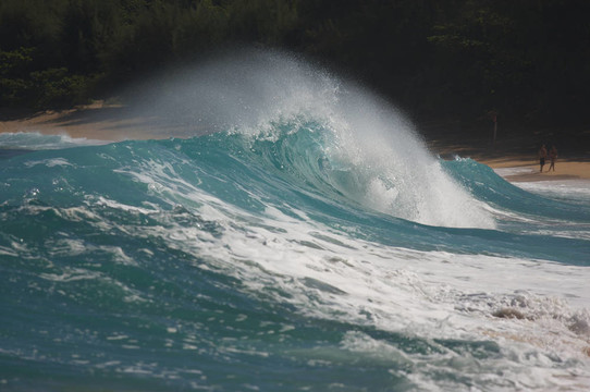 戲劇性的Shorebreak Wave