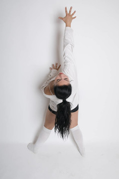 性感的年輕女人在她的20個(gè)白色背景