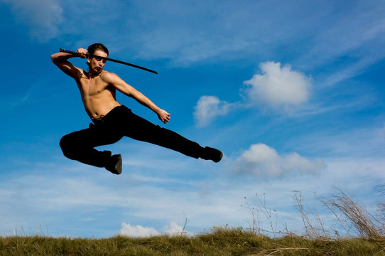 男子武士刀天空