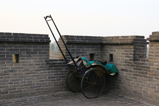 平遙城樓上的黃包車