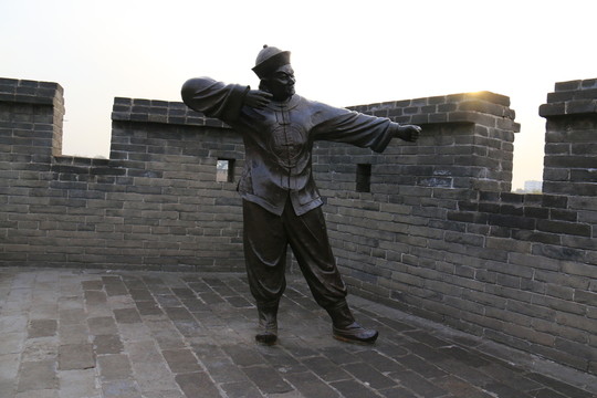 古城樓上的清兵 拉弓雕塑