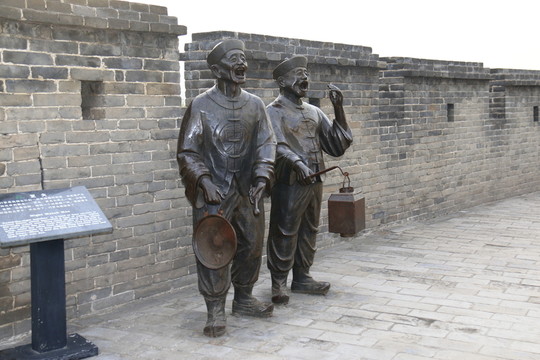 古城樓上的更夫雕塑