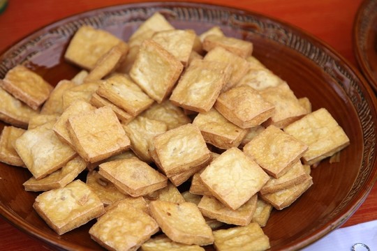 一盤油炸臭豆腐干