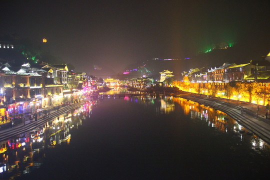 鳳凰古城 吊腳樓 沱江 夜景