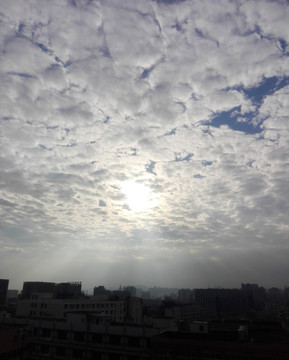 陽光透過云層城市上空