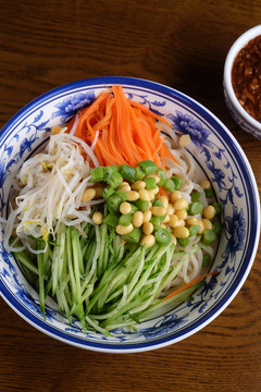 肉丁炸醬面