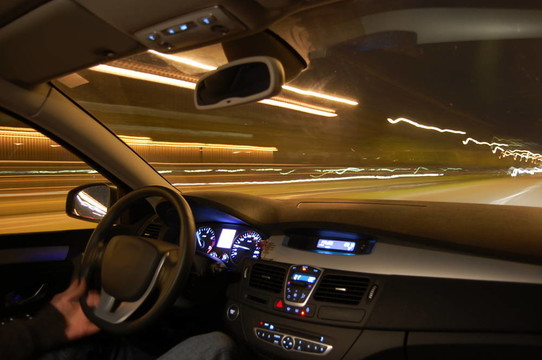汽車在夜間運動