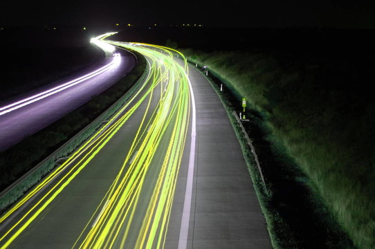 夜間交通燈模糊的道路