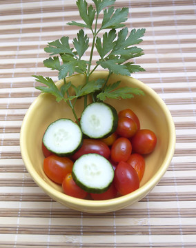 圣女果；香菜和黃瓜