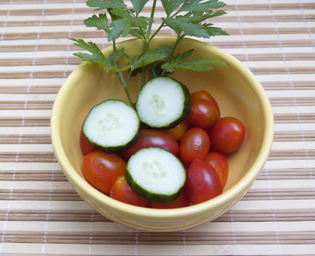 圣女果；香菜和黃瓜
