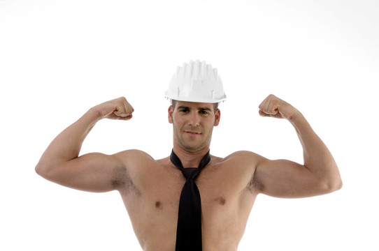 戴建筑師頭盔的肌肉男