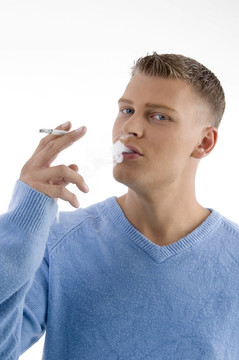 年輕英俊男子吸煙
