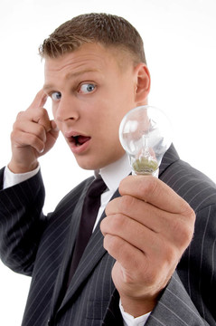 驚訝的年輕人舉行電燈泡；