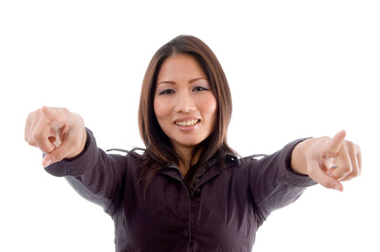 年輕女子用雙手指著
