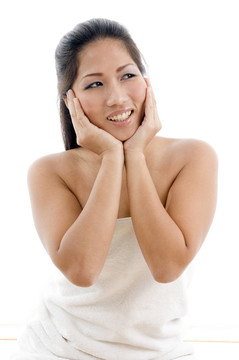 年輕的女人用毛巾擺姿勢