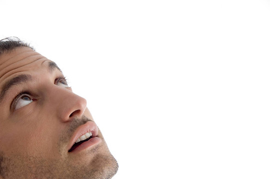 年輕人看著角落