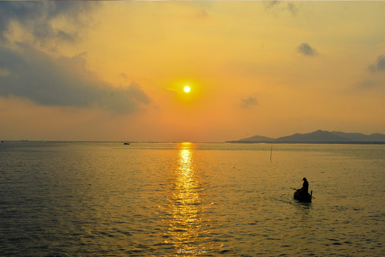 夕陽(yáng)漁船