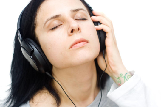 與headphon年輕女人