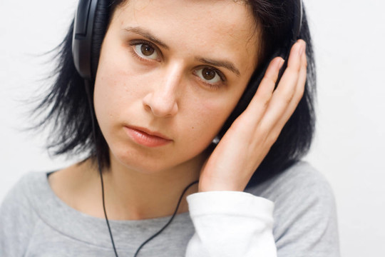 與headphon年輕女人
