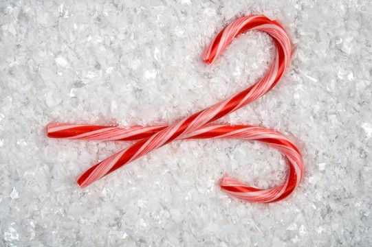 在雪中兩糖果圖像