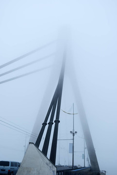 建筑在霧