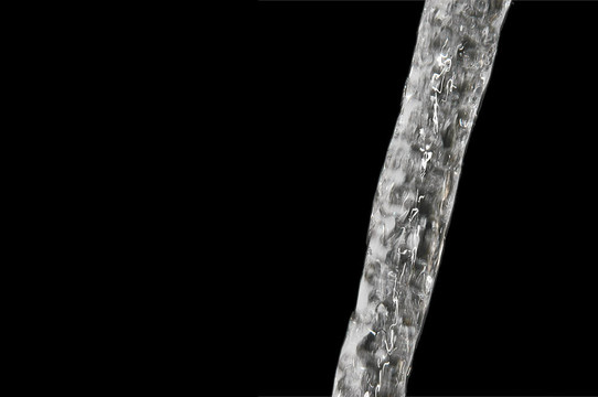 黑色孤立水流