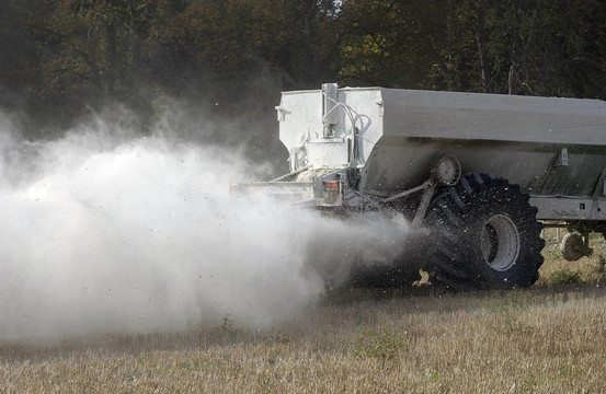 伸展的白色肥料