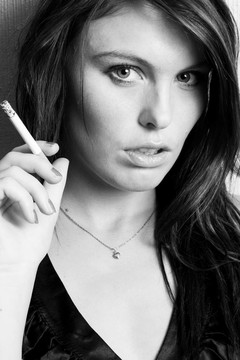 年輕漂亮的女孩吸煙