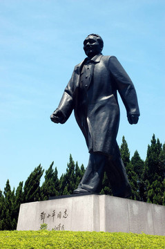 鄧曉平雕像