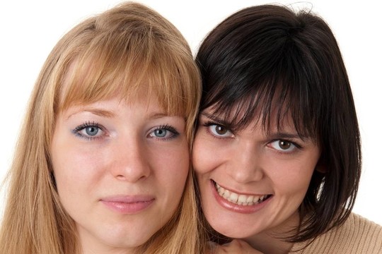 快樂的年輕女性