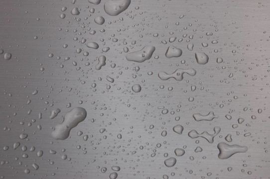金屬表面上的水滴