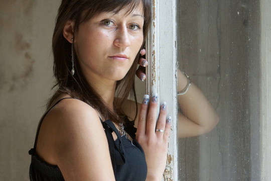 在老房子里的女孩
