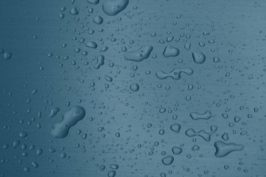 金屬表面上的水滴