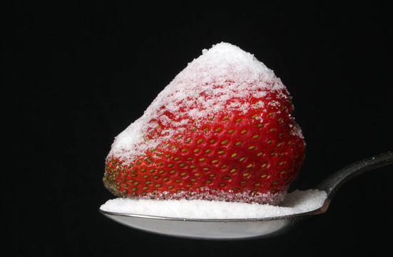 Strawberry和糖在勺子上