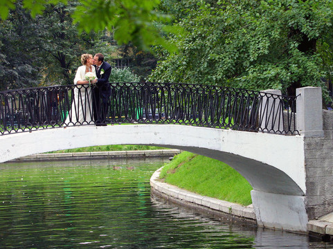 新婚夫婦在結(jié)婚的那一天