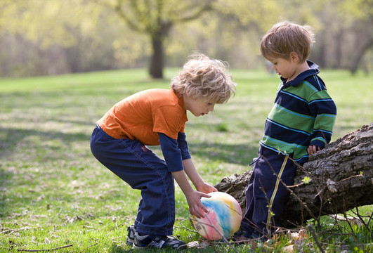 孩子們在公園里帶著五顏六色的球