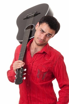 吉他手。穿紅襯衫的男人。