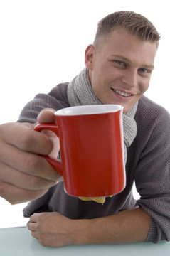 英俊的年輕人展示咖啡杯