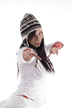 漂亮的女人穿著白色的衣服跳舞