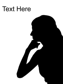 女人把下巴放在她的拳頭上