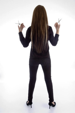 年輕女理發(fā)師從背后擺姿勢