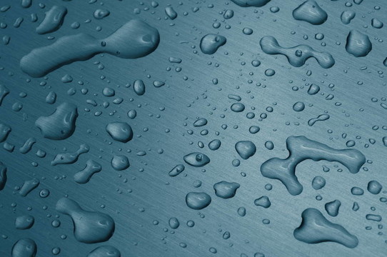 金屬表面上的水滴