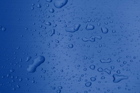 金屬表面上的水滴