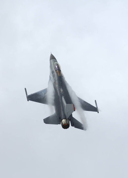 F-16戰(zhàn)斗機(jī)在航展