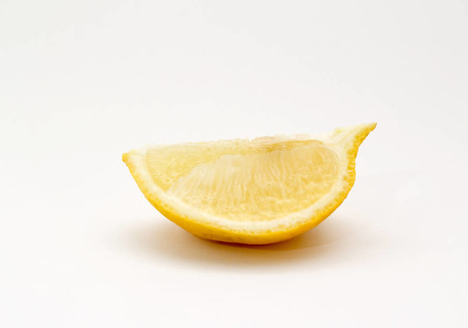 白底上的檸檬