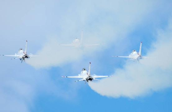 F-16雷鳥(niǎo)白煙