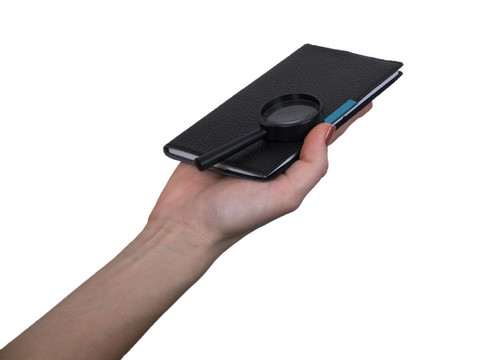 帶著筆記本的手